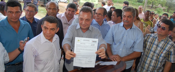 Secretário exibe Ordem de Serviço para recuperação de estrada em Pirapemas