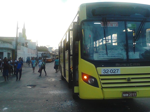 Ônibus foi depredado no Centro por usuários / João Ricardo/G1 Maranhão