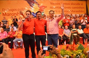 Depois de negociar retirada da candidatura de Marabuco, Dino posa com o vice-prefeito em evento de campanha antecipada
