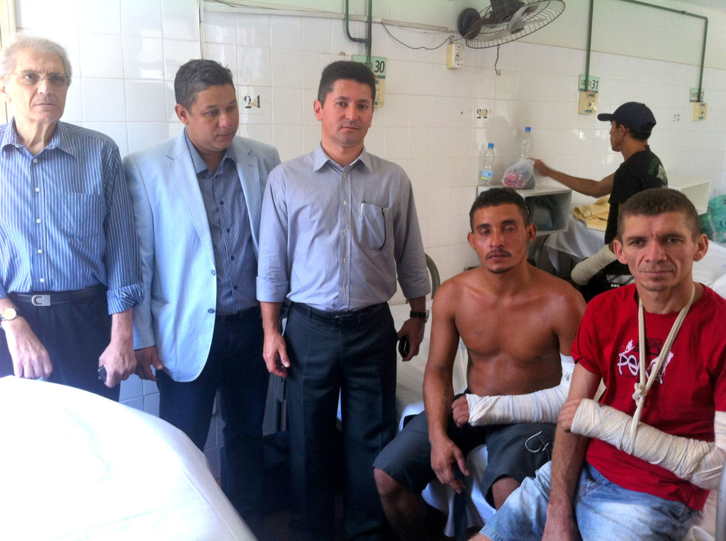 César Félix - ao lado de Abdons Murad e Honorato Fernandes - faz pose ao lado de pacientes que precisarão de mutirão para imobilizar um braço