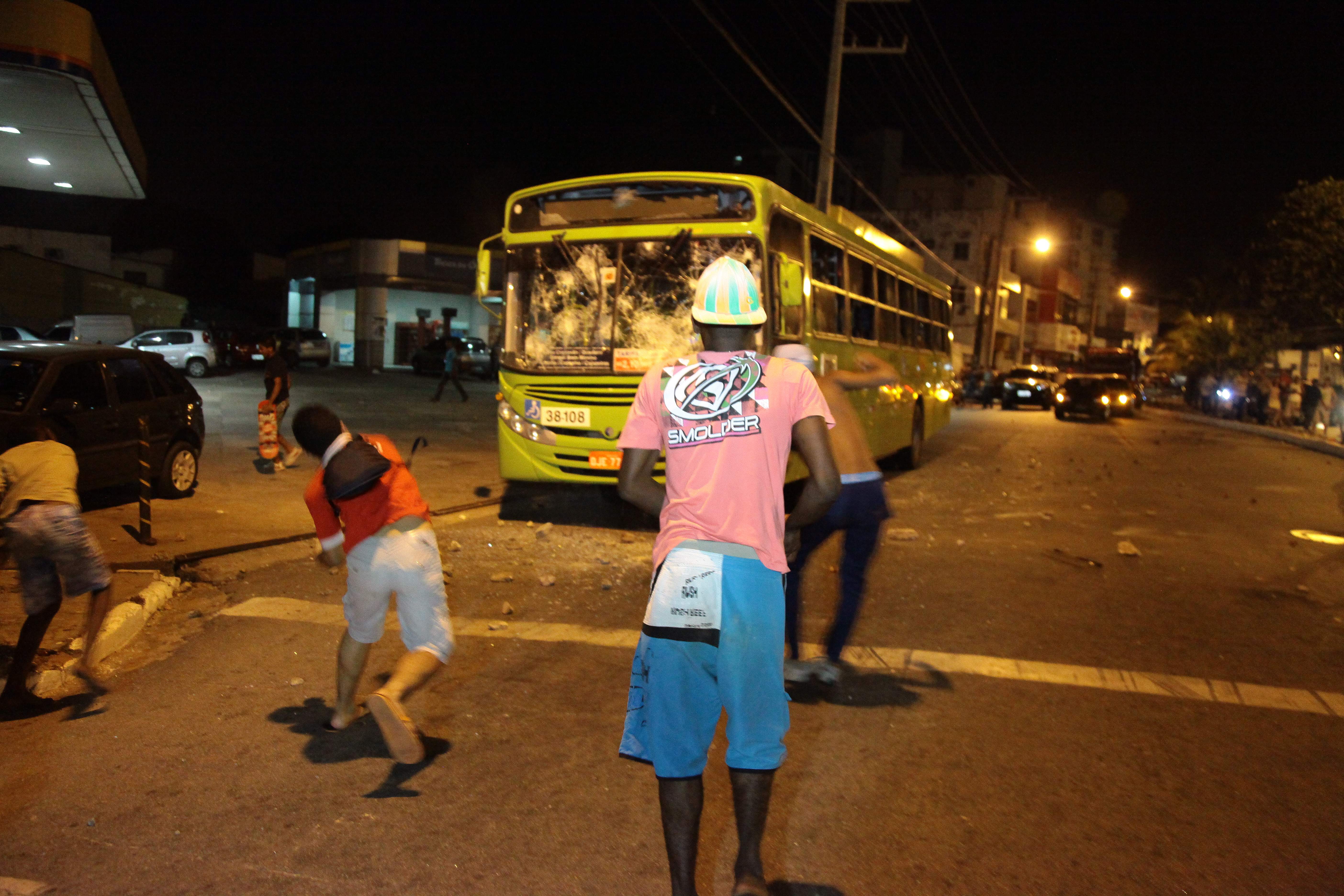 Usuários depredaram ônibus na sexta-feira após paralisação / Biné Morais