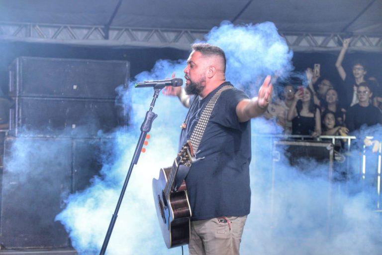 Show do cantor gospel Fernandinho no 5º Festival do Peixe de