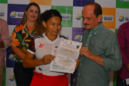 Dr. Julinho entrega títulos de propriedade em Ribamar