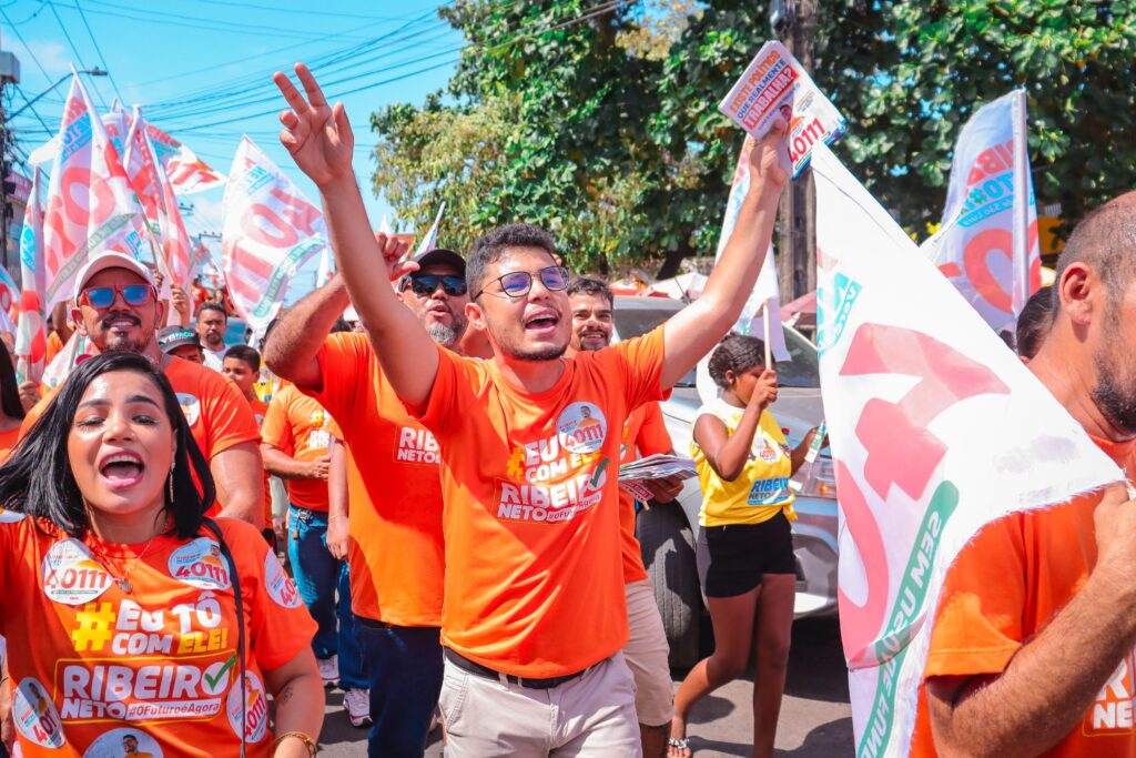 Vereador Ribeiro Neto mostra força e arrasta multidão em caminhada na Cidade Operária